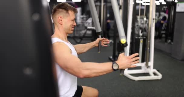 Muskulösa Manliga Idrottare Sportkläder Gör Styrketräning Modernt Gym Sportsman Testa — Stockvideo