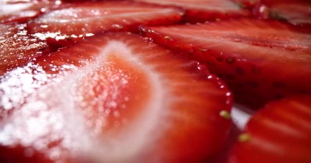 Snijdt Rode Aardbeien Verlichte Studio Natuurlijk Dessert Voor Gezonde Voeding — Stockvideo