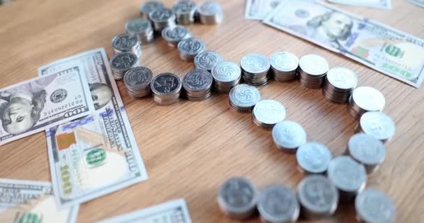 Silbermünzen Form Von Dollarzeichen Auf Einem Holztisch Mit Verstreuten Geldscheinen — Stockvideo