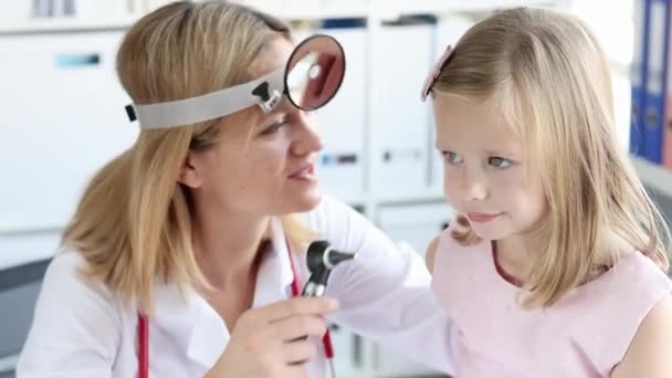 Kobieta Lekarz Mundurze Bada Ucho Dziewczyny Profesjonalnym Aparatem Ośmiornicy Proces — Wideo stockowe