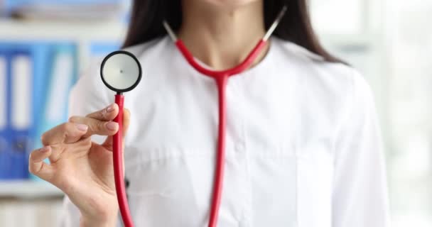 Ärztin Arbeitsuniform Hält Stethoskop Der Hand Patientin Der Praxis Untersuchen — Stockvideo