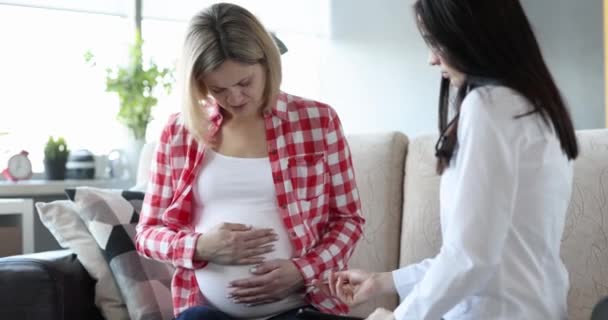 Terhes Fájdalmat Érez Terhesség Alatt Mellett Női Orvos Betegvizsgálat Otthon — Stock videók