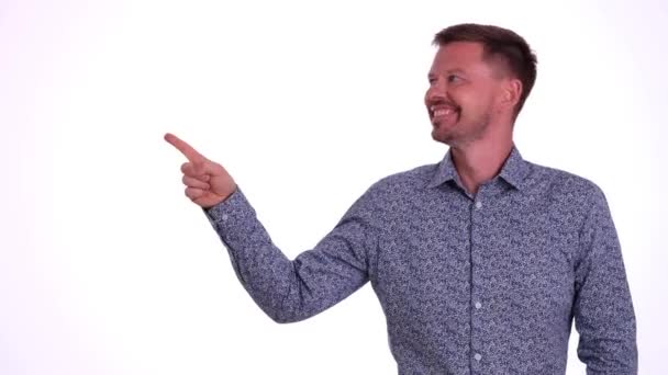 Veselý Muž Ukazuje Ukazováčkem Strany Stranu Ukazujícím Pozadí Bílé Stěny — Stock video