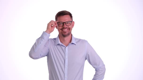 Usmívající Muž Sundá Brýle Zahodí Stojící Světlém Studiu Koncept Vyhazování — Stock video