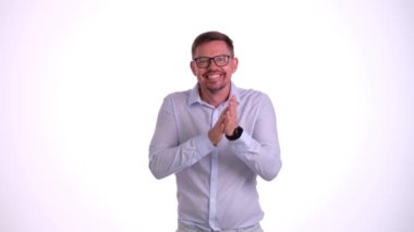 Gözlüklü kurnaz sakallı adam ellerini ovuşturur ve ışık stüdyosunda böbürlenmek için fikir üretir. Şirkette takım elbiseli işçi kavramı