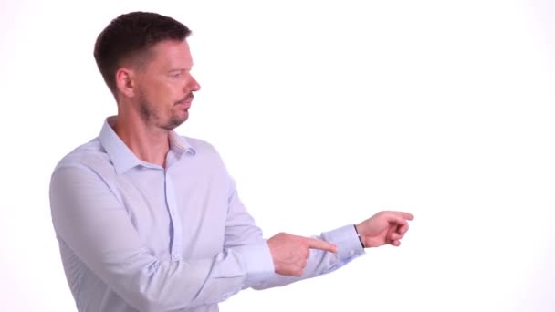 Vousáč Snaží Udělat Dobrou Nabídku Prostřednictvím Reklamy Pozitivní Muž Košili — Stock video