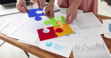 İş adamları masasında renkli bulmacaları katlıyor ve 4K 'lık filmleri yavaş çekimde kapatıyorlar. İş birliği kavramı