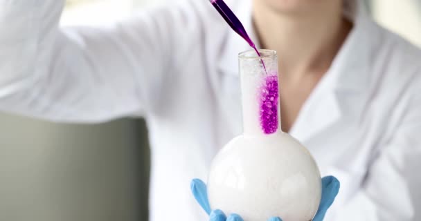 Científico Químico Dejando Caer Líquido Rosa Reactivo Con Pipeta Película — Vídeos de Stock