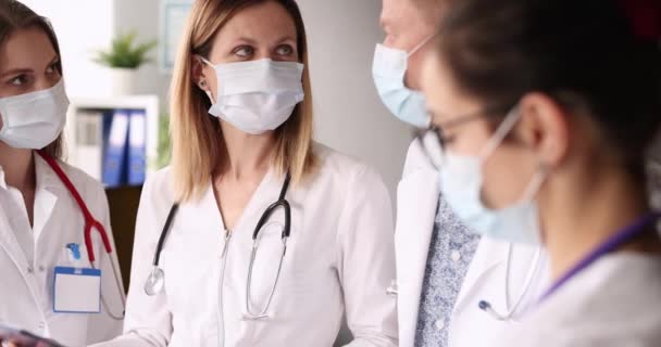 Lékaři Lékařských Maskách Lékařskými Dokumenty Diskutovat Léčbě Pacientů Film Práce — Stock video
