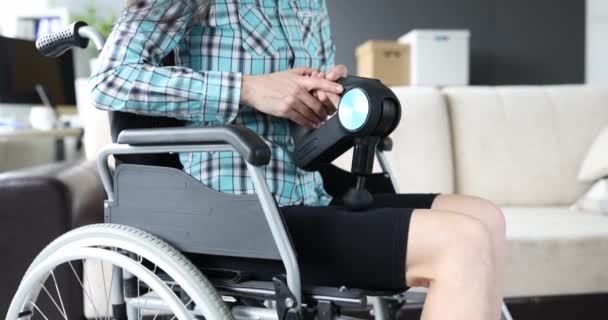 Инвалидная Женщина Инвалидном Кресле Делает Массаж Ног Перкуссионным Массажером Крупным — стоковое видео