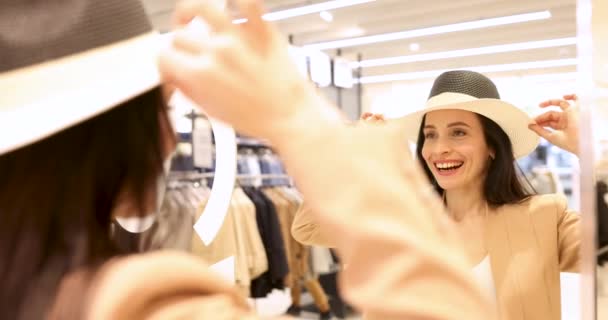 Gelukkige Glimlachende Vrouw Probeert Hoed Winkel Film Voorbereiding Van Het — Stockvideo