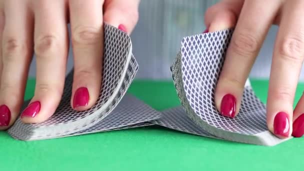 Mãos Femininas Com Manicure Vermelho Misturando Vídeo Cartas Jogar Trabalhando — Vídeo de Stock