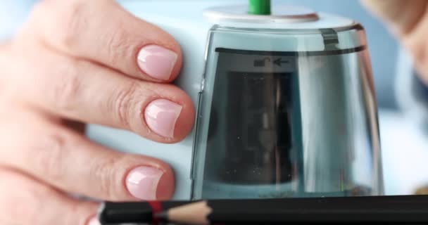 Womans Ręka Ostrzenie Ołówek Elektrycznym Temperówką Film Koncepcja Pracy Projektanta — Wideo stockowe