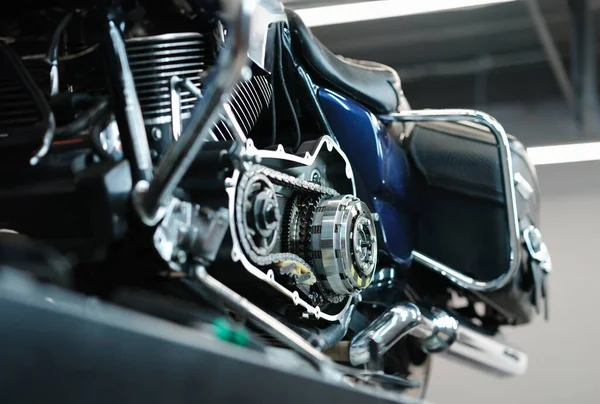 蓝色摩托车正在维修中 有特写背景 电单车零件服务概念 — 图库照片