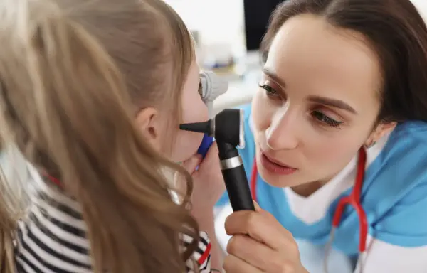 Otolaryngologist Küçük Bir Kızın Kulağını Muayene Ediyor Çocuk Kavramında Işitme — Stok fotoğraf