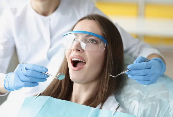 Usmívající Mladá Žena Podstupující Léčbu Zubní Klinice Zdravé Zuby Krásný — Stock fotografie