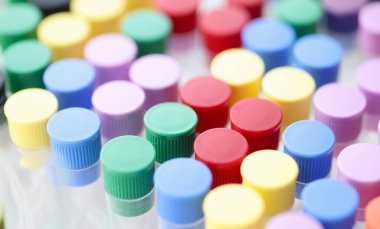 Kimya laboratuarındaki çok renkli test tüplerinin yakınlaştırılması. PCR tanı covid 19 konsepti