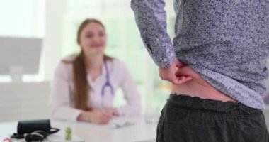 Doktor muayenehanesindeki adam şişmanlıyor. Uygun beslenme ve yaşam tarzı konsepti