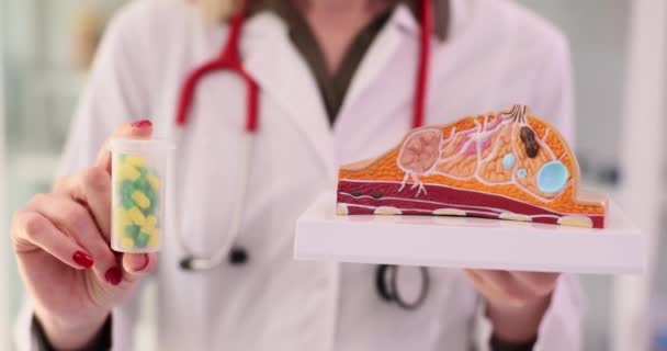 Lekarz Trzyma Model Kobiecej Piersi Butelkę Tabletek Leczenie Choroby Piersi — Wideo stockowe
