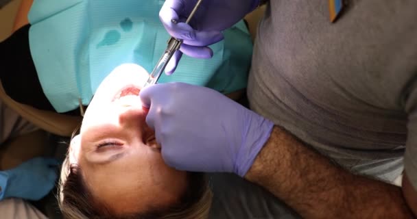 Dentista Che Utilizza Una Siringa Iniettare Anestetici Una Paziente Sdraiata — Video Stock