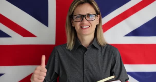 Студентка Показывает Большой Палец Британском Флаге Утверждено Изучение Обучение Английскому — стоковое видео