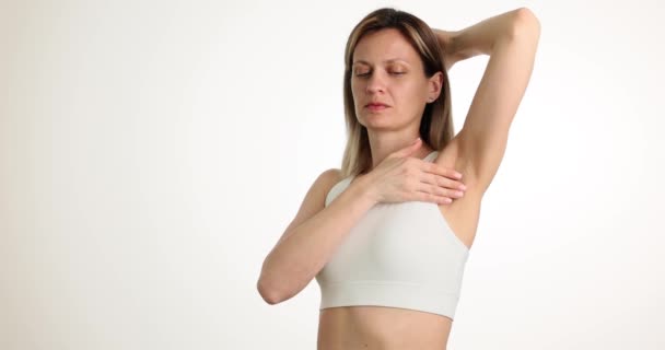 女性は脇の痛みを感じ 診断をする 軽度の痛みは症状や治療を引き起こす — ストック動画