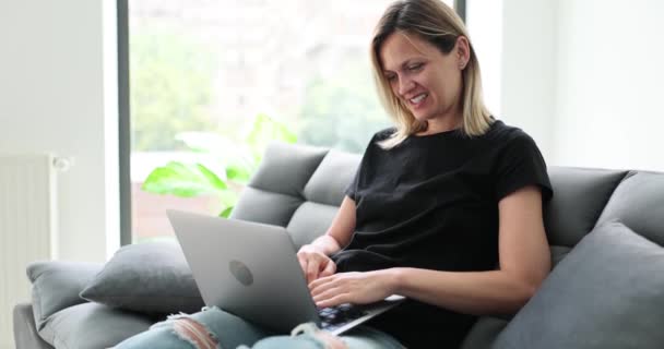 Sorrindo Mulher Feliz Sentada Sofá Trabalhando Laptop Moderno Trabalho Distância — Vídeo de Stock