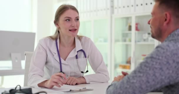 Médico Comunica Com Paciente Registra Queixas História Médica Serviços Saúde — Vídeo de Stock
