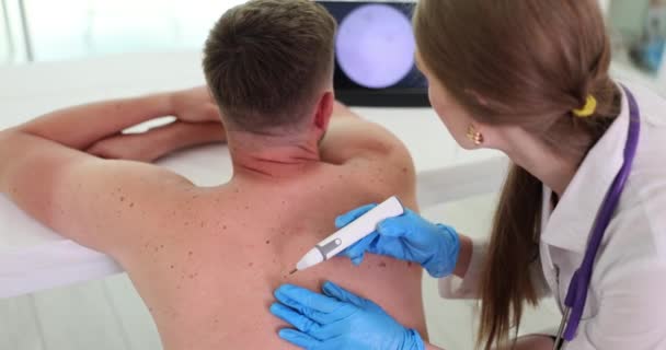 Arzt Untersucht Maulwurf Auf Rücken Und Digitalem Tablet Hautuntersuchung Für — Stockvideo