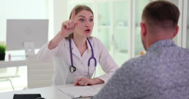 Médecin Nerveux Colère Querelle Avec Patient Masculin Bureau Clinique Conflit — Video