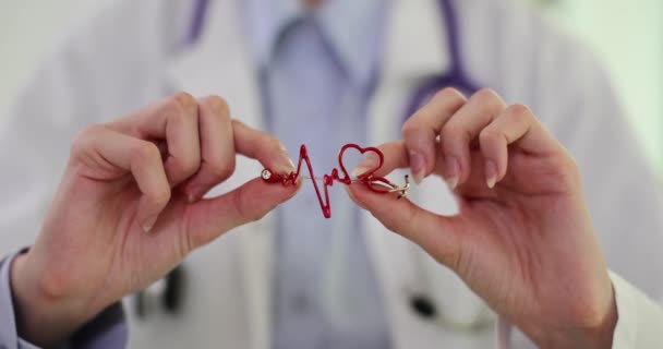 Doctor Tiene Sus Manos Icono Con Cardiograma Corazón Concepto Cardiopatía — Vídeos de Stock
