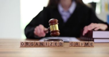 Organize suçlar ve yargıçlar mahkemede tokmağı dövüyorlar. Suç örgütüne karşı yargı