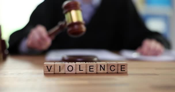 Sędzia Zatrzasnął Młotkiem Sali Sądowej Zbliżenie Przemocy Wyrok Przeciwko Grupie — Wideo stockowe