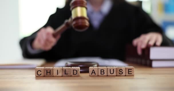 児童虐待法のテキストと裁判官 孤児の権利の保護 — ストック動画