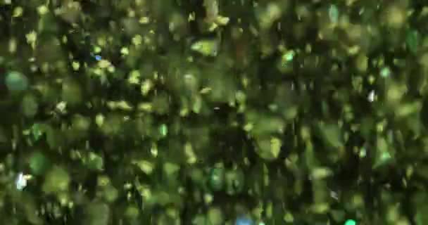 Jiskra Zeleného Třpytivého Prášku Oslavuje Rozmazanou Fólii Která Exploduje Vzduchu — Stock video