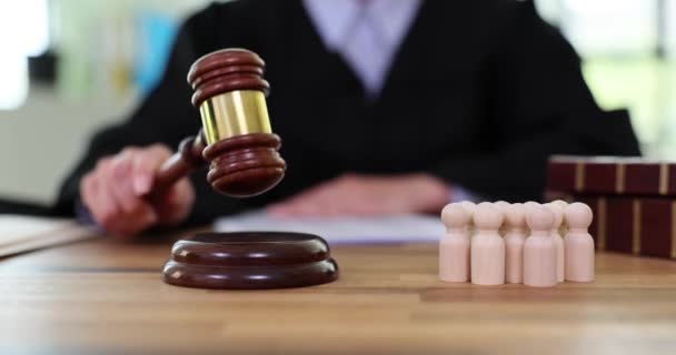 Sądy Prawo Drewniane Postacie Ludzi Sędzia Młotek Ochrona Praw Człowieka — Wideo stockowe