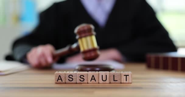 Word Assault Wykonane Bloków Drewnianym Stole Sądu Sędzia Osądza — Wideo stockowe