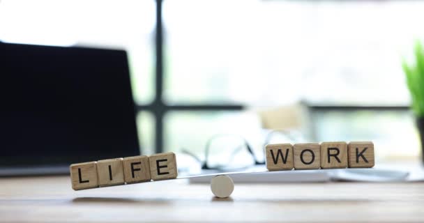 Holzschaukel Die Ein Ungleichgewicht Zwischen Leben Und Arbeit Darstellt Entscheidung — Stockvideo