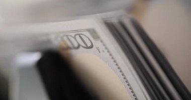 Banknotların içinde iş aletleri ve nakit para var. Bankacılık ve finansal kar sayacı