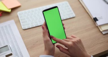 Kadınlar modern akıllı telefonun krom anahtarıyla jest yapıyor. Kadın çalışır ve hücresel iletişim ve uygulamaları kullanır