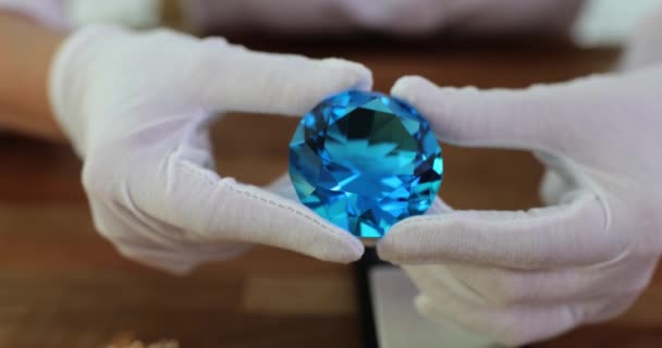 Juwelier Handschuhten Hände Halten Großen Blauen Diamanten Gemologische Untersuchung Von — Stockvideo