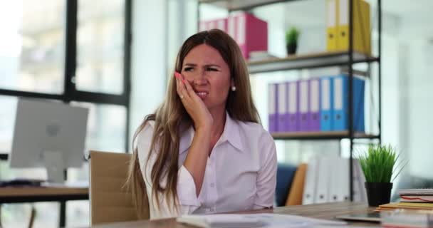 办公室里的女人满脸皱纹 牙齿酸痛 牙髓炎及急性牙痛的诊断与治疗 — 图库视频影像
