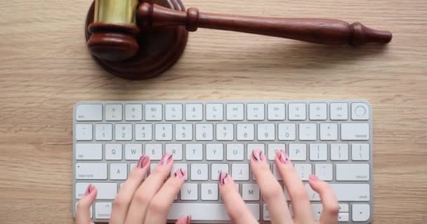 裁判所で裁判官を務め コンピュータのキーボードに取り組んでいる オンラインネットワークにおけるサイバー犯罪 — ストック動画