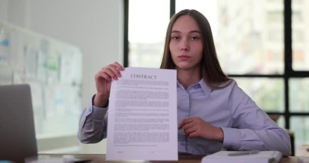 Kadını Kontratı Elinde Tutuyor Kontrat Belgelerine Işaret Ediyor Seo Yöneticisi — Stok video