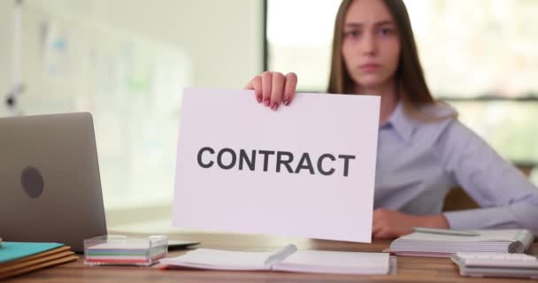 Manos Empresaria Que Posee Documento Contrato Para Empleo Primer Plano — Vídeo de stock