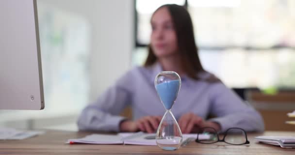 Ampulheta Escritório Tempo Medição Uma Mulher Ocupada Usando Computador Funcionário — Vídeo de Stock