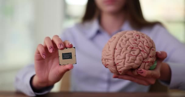 Femme Affaires Détient Puce Ordinateur Minuscule Dans Modèle Plastique Cerveau — Video