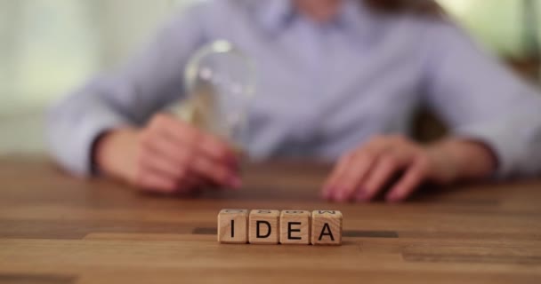 Mano Empresaria Sosteniendo Bombilla Palabra Idea Concepto Innovación Inspiración — Vídeo de stock
