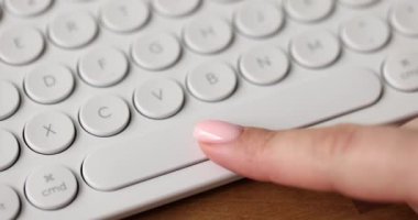Kadın parmağı bilgisayar klavyesindeki boşluk tuşuna basıyor. Bilgisayar kullanımı ve programlama