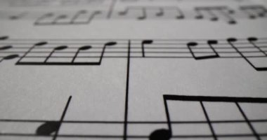 Arka planda notlar olan kağıtların yakın görünümü. Müzik eğitimi